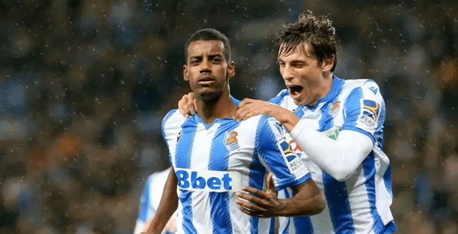 助攻梅开二度！斯特林代表4队欧冠直接参与进球 成英格兰足坛历史首人